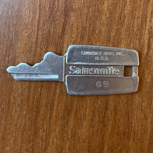 Vintage Silver Samsonite Sihouette Luggage Key - Picture 2 of 4